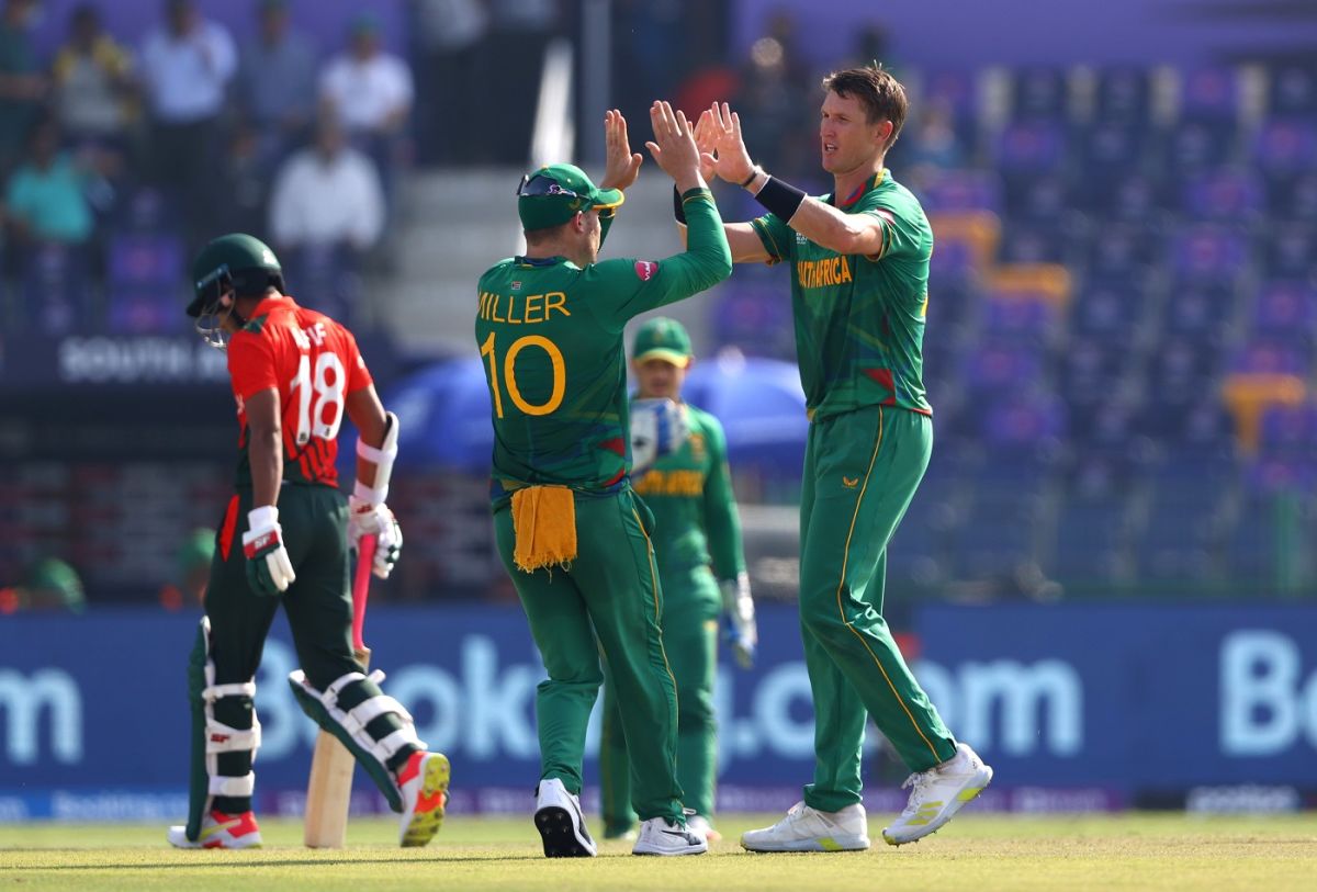 Dwaine Pretorius and David Miller celebrate the wicket of Afif Hossain, Bangladesh vs South Africa, T20 World Cup, Group 1, Abu Dhabi, November 2, 2021