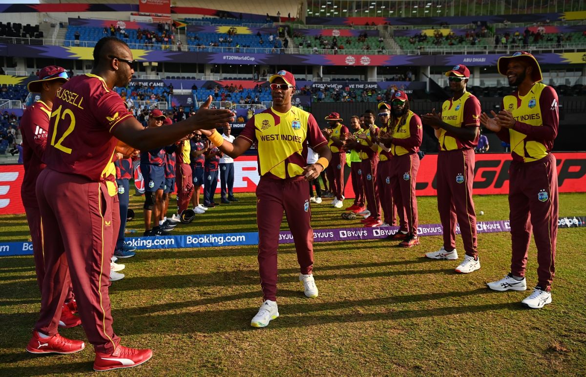 Dwayne Bravo receives a guard of honour on his farewell appearance for West Indies, Australia vs West Indies, Men's T20 World Cup 2021, Super 12s, Abu Dhabi, November 6, 2021