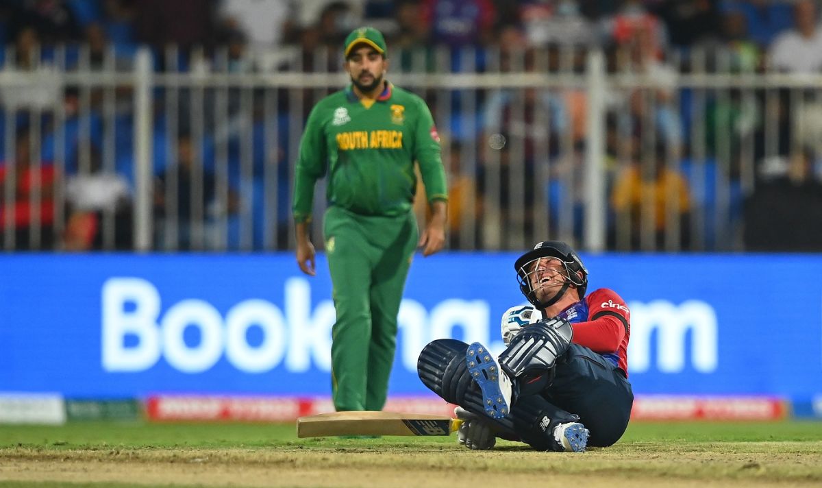 Jason Roy fell to the floor with an apparent leg injury, England vs South Africa, T20 World Cup 2021, Sharjah, November 6, 2021
