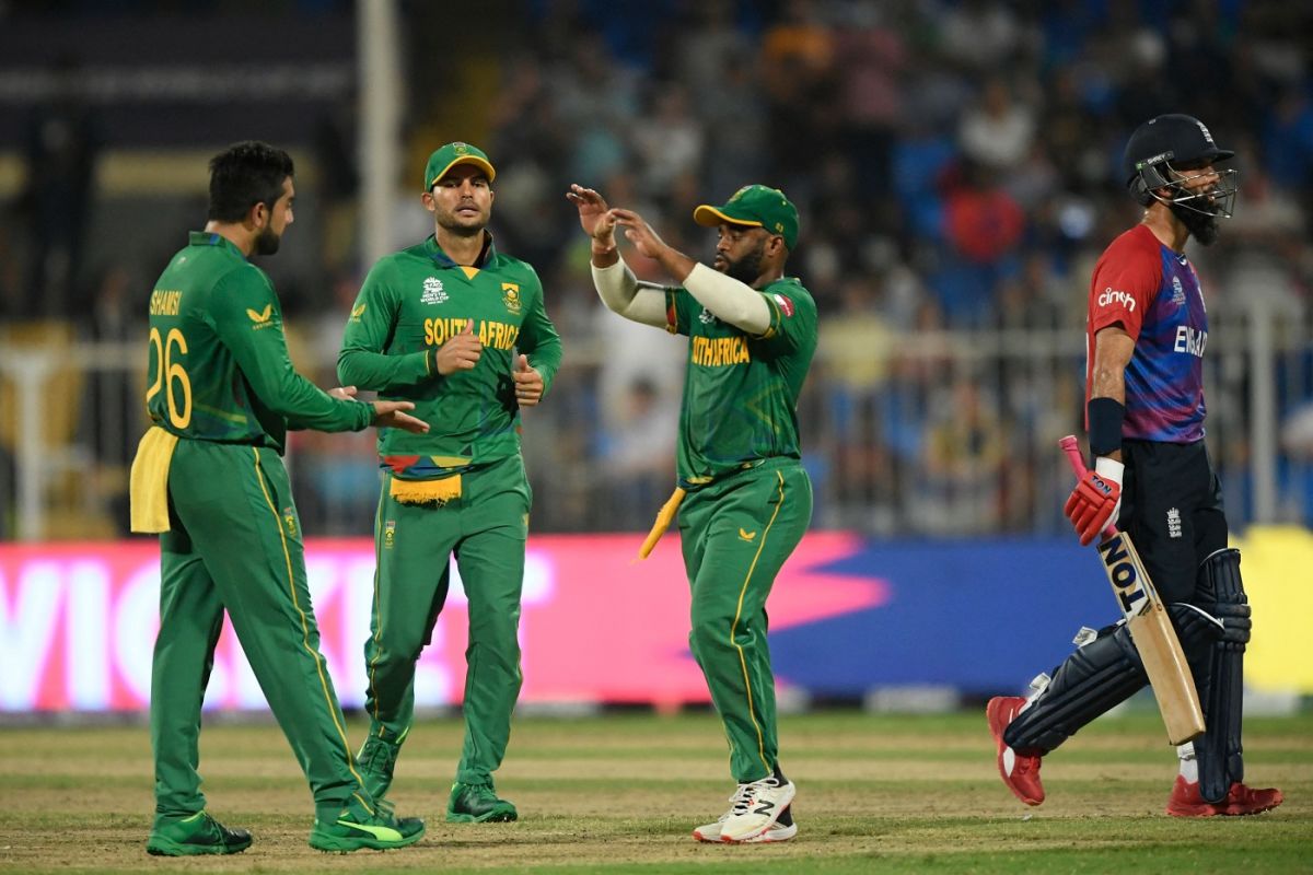 Tabraiz Shamsi celebrates with team-mates as Moeen Ali walks back, England vs South Africa, T20 World Cup 2021, Sharjah, November 6, 2021