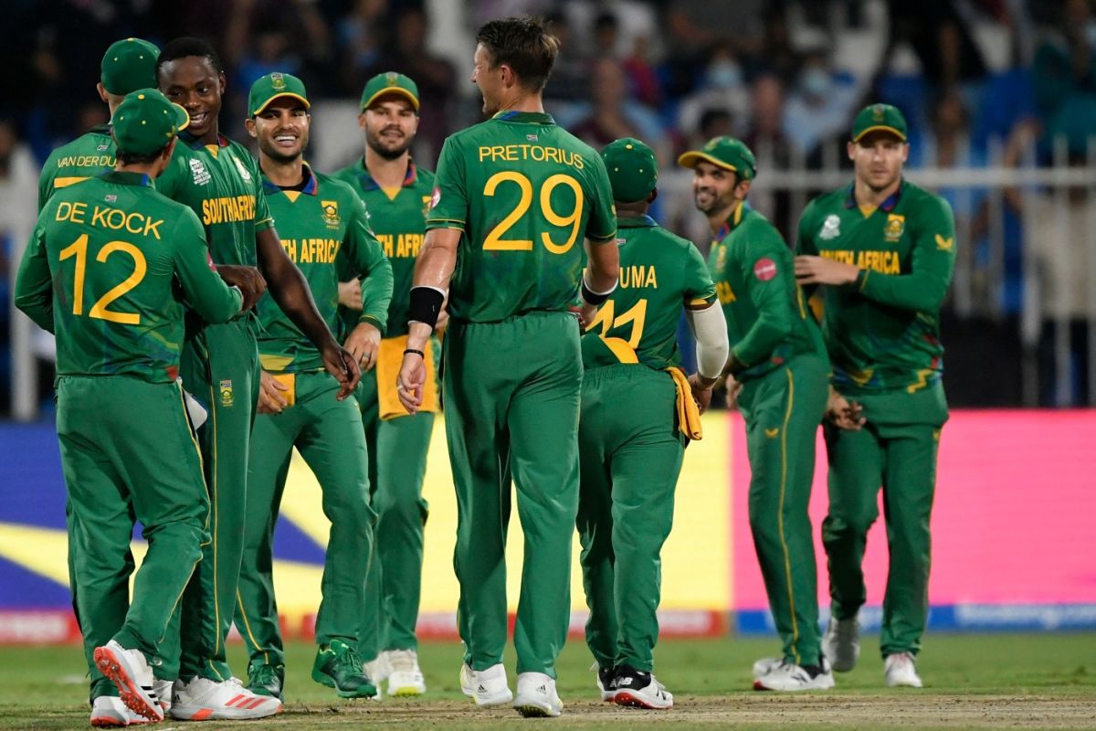 The South Africa players gather to celebrate Kagiso Rabada's hat-trick, England vs South Africa, T20 World Cup 2021, Sharjah, November 6, 2021