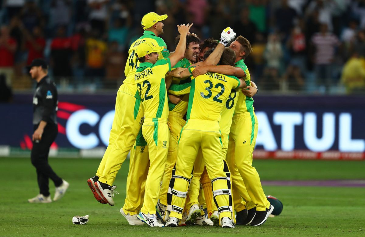 The Australian team celebrates winning the title, Australia vs New Zealand, T20 World Cup final, Dubai, November 14, 2021
