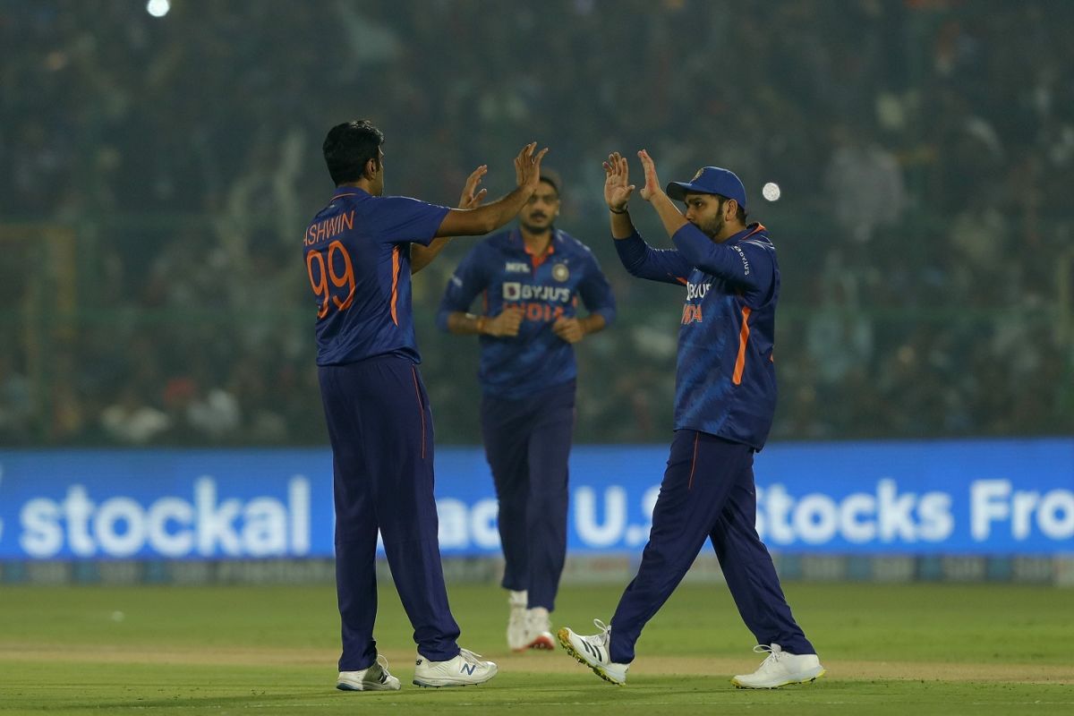 R Ashwin and Rohit Sharma celebrate the wicket of Mark Chapman, 1st T20I, India vs New Zealand, Jaipur, November 17, 2021