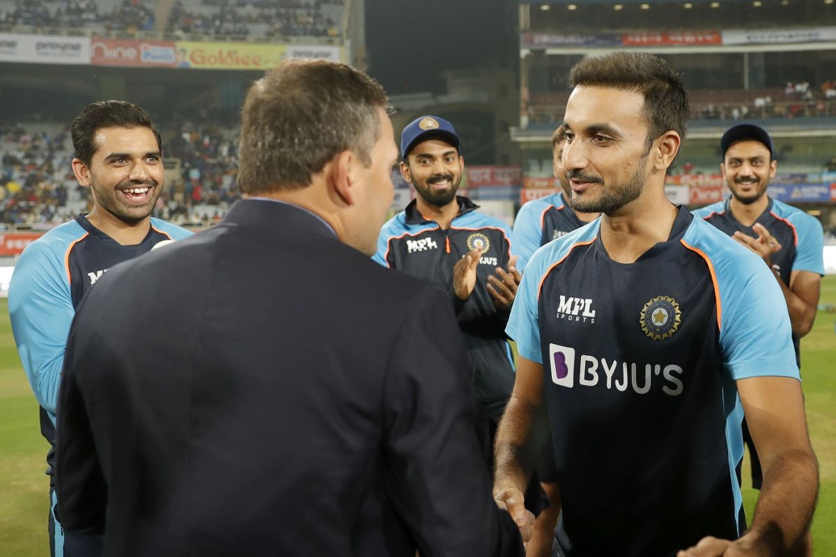 Harshal Patel receives his India T20I cap from Ajit Agarkar, India vs New Zealand, 2nd T20I, Ranchi, November 19, 2021