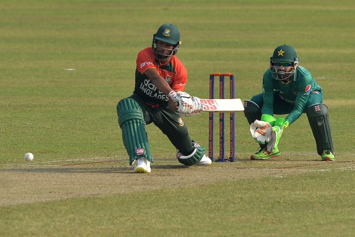 Najmul Hossain Shanto goes for a sweep, Bangladesh vs Pakistan, 2nd T20I, Mirpur, November 20, 2021