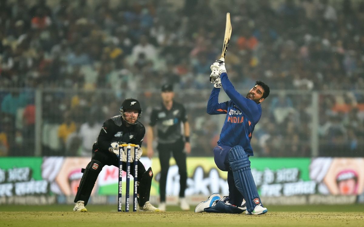 Venkatesh Iyer plays a slog sweep, India vs New Zealand, 3rd T20I, Kolkata, November 21, 2021