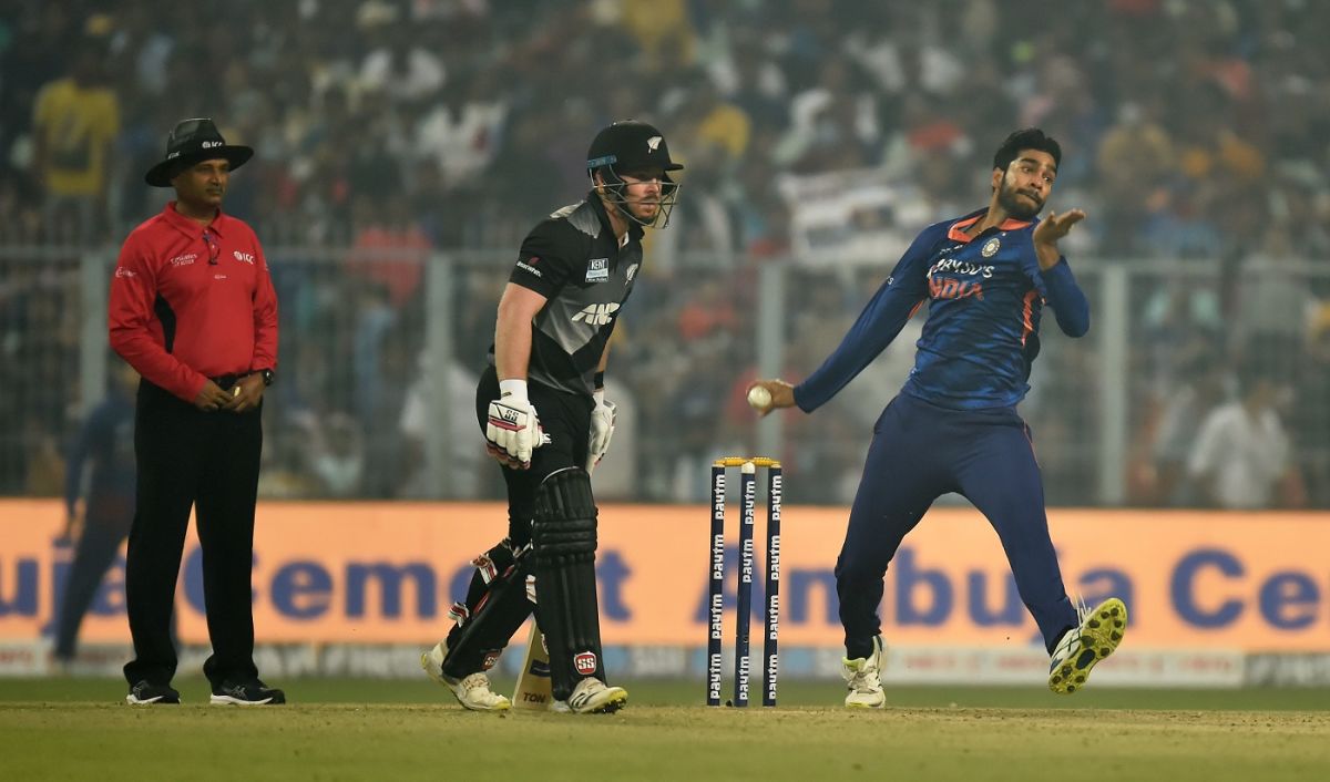 Venkatesh Iyer bowls, India vs New Zealand, 3rd T20I, Kolkata, November 21, 2021