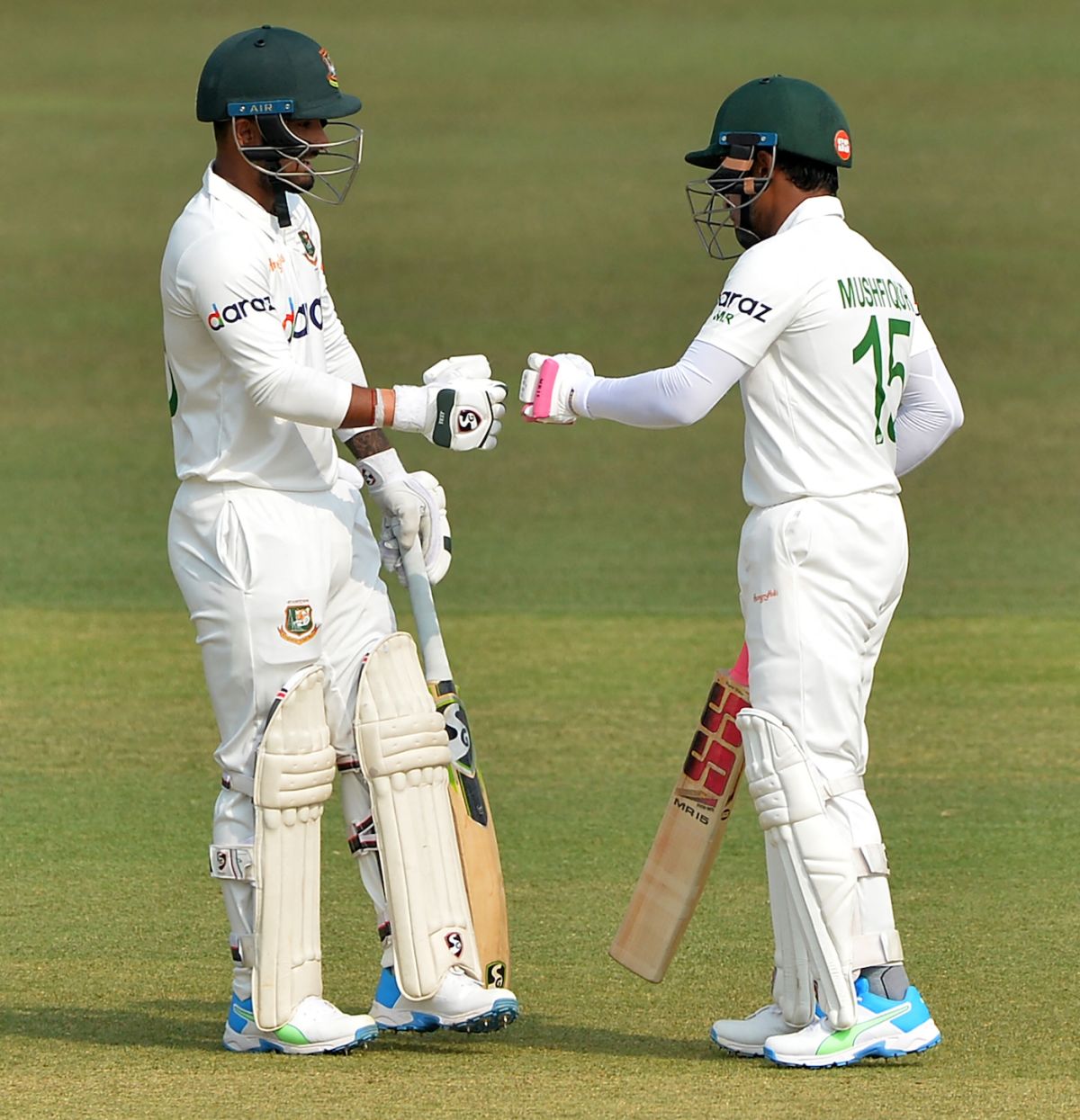 Liton Das and Mushfiqur Rahim bump fists during their stand, Bangladesh vs Pakistan, 1st Test, Chattogram, 1st day, November 26, 2021