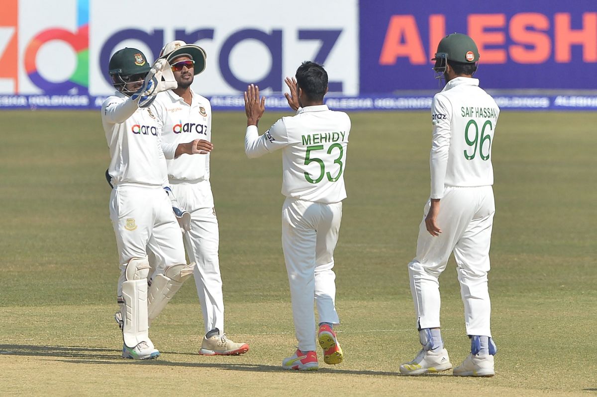 Bangladesh players celebrate the dismissal of Abdullah Shafique, Bangladesh vs Pakistan, 1st Test, Chattogram, 5th day, November 30, 2021