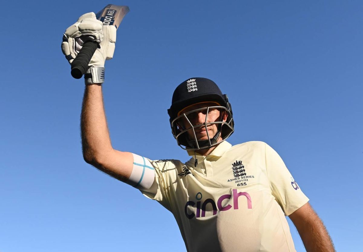 Joe Root raises his bat as he walks off at the end of the day, Australia vs England, 1st Ashes Test, Brisbane, 3rd day, December 10, 2021