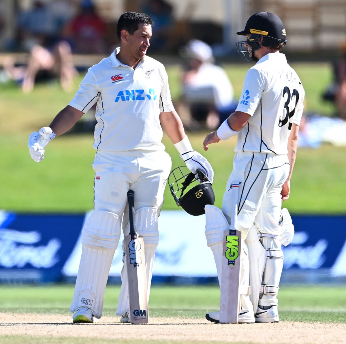 Ross Taylor and Will Young have a chat, New Zealand vs Bangladesh, 1st Test, Mount Maunganui, 4th day, January 4, 2021