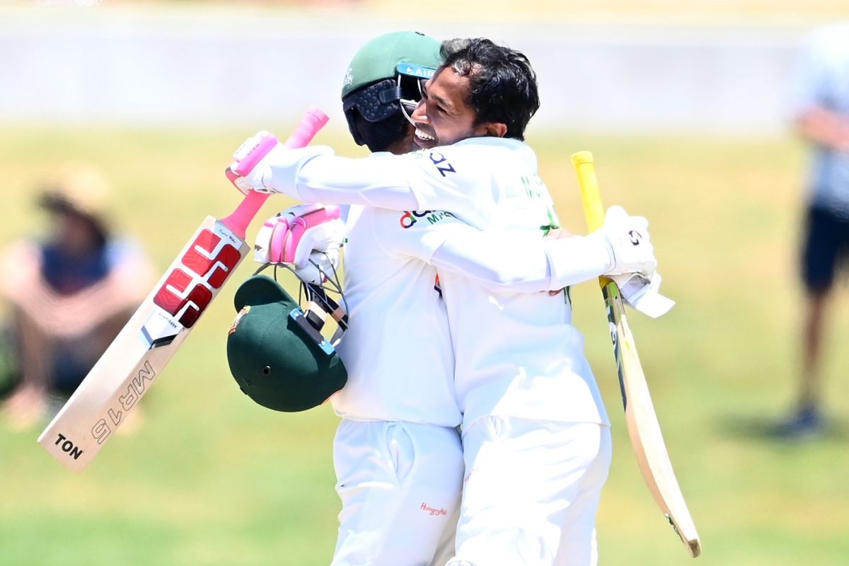 Mominul Haque and Mushfiqur Rahim share an embrace, New Zealand vs Bangladesh, 1st Test, Mount Maunganui, 5th day, January 5, 2022