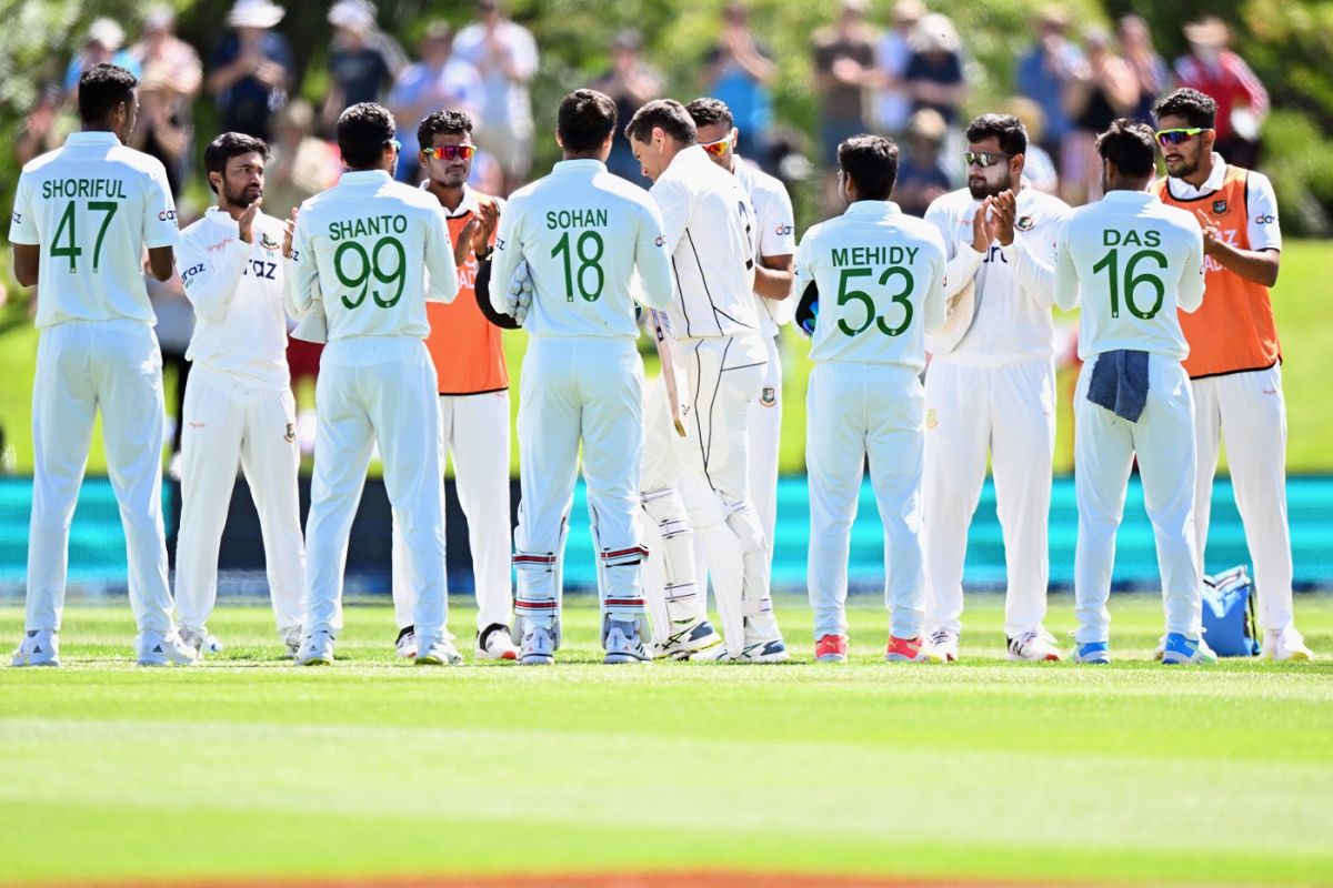 Ross Taylor gets a guard of honour from the Bangladesh players as he comes to the crease in his final Test match, New Zealand vs Bangladesh, 2nd Test, Christchurch, 2nd day, January 910 2022