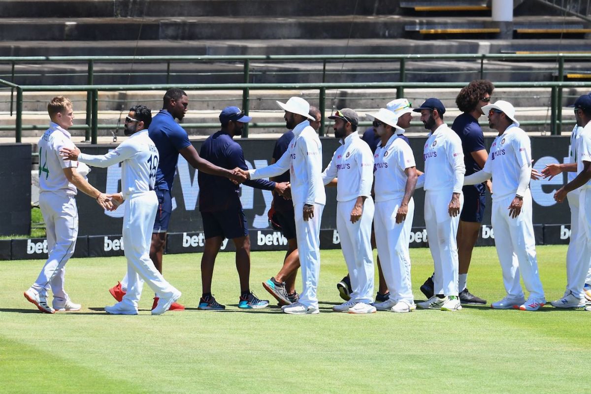 Members of the two sides shake hands at the end of a hard-fought series, South Africa vs India, 3rd Test, Cape Town, 4th day, January 14, 2022