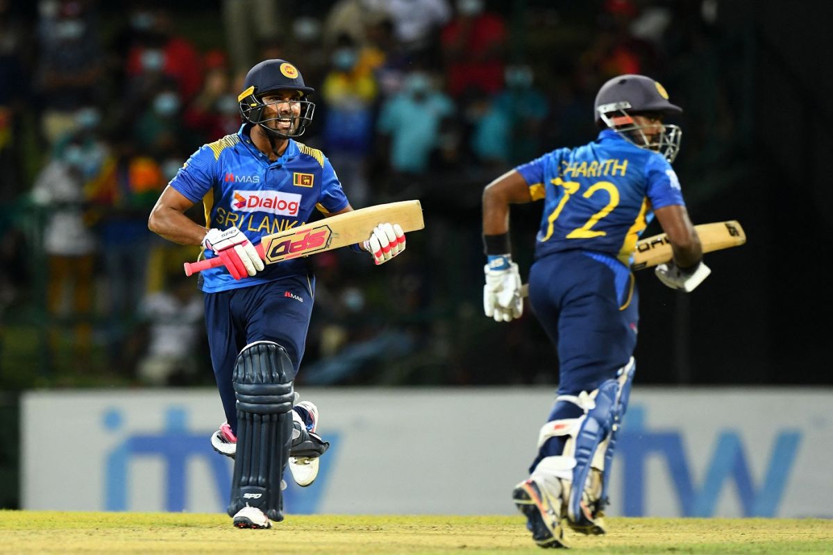 Dinesh Chandimal and Charith Asalanka run between the wickets, Sri Lanka vs Zimbabwe, 1st ODI, Pallekele, January 16, 2022