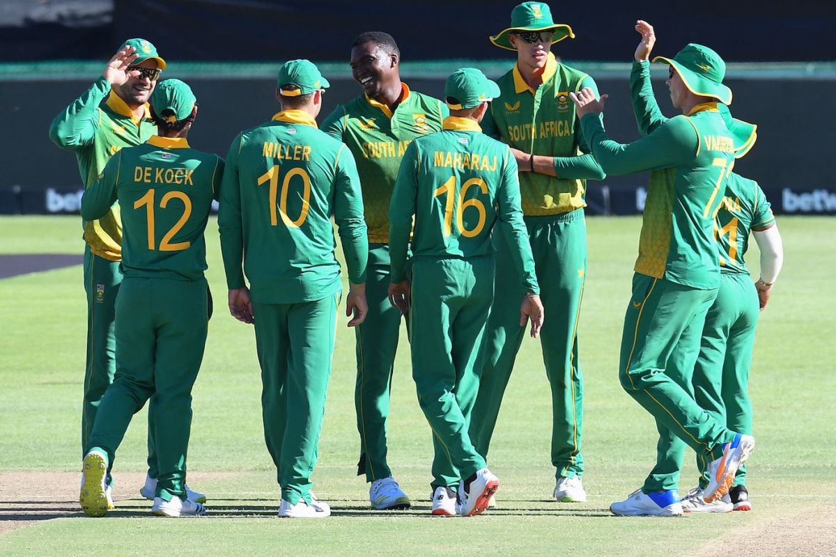 Lungi Ngidi celebrates with his team-mates after dismissing Shreyas Iyer, South Africa vs India, 1st ODI, Paarl, January 19, 2022