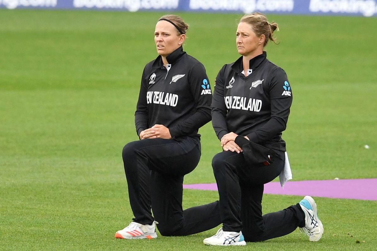 Women's World Cup: Lea Tahuhu and Sophie Devine