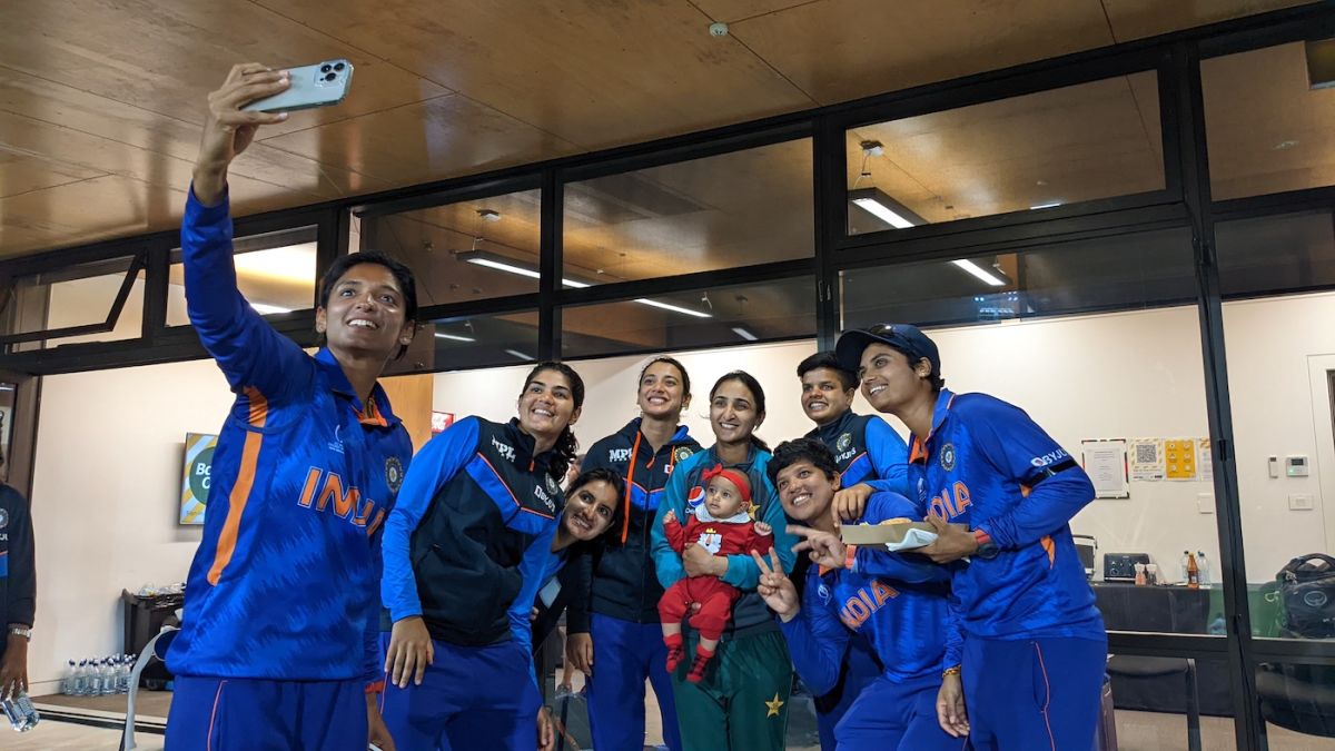 The Indian team poses with Bismah Maroof and her baby after the match, Pakistan vs India, Women's World Cup 2022, March 6, 2022