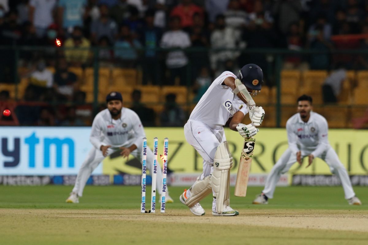 Dimuth Karunaratne was bowled by Mohammed Shami, India vs Sri Lanka, 2nd Test, 1st day, Bengaluru, March 12, 2022