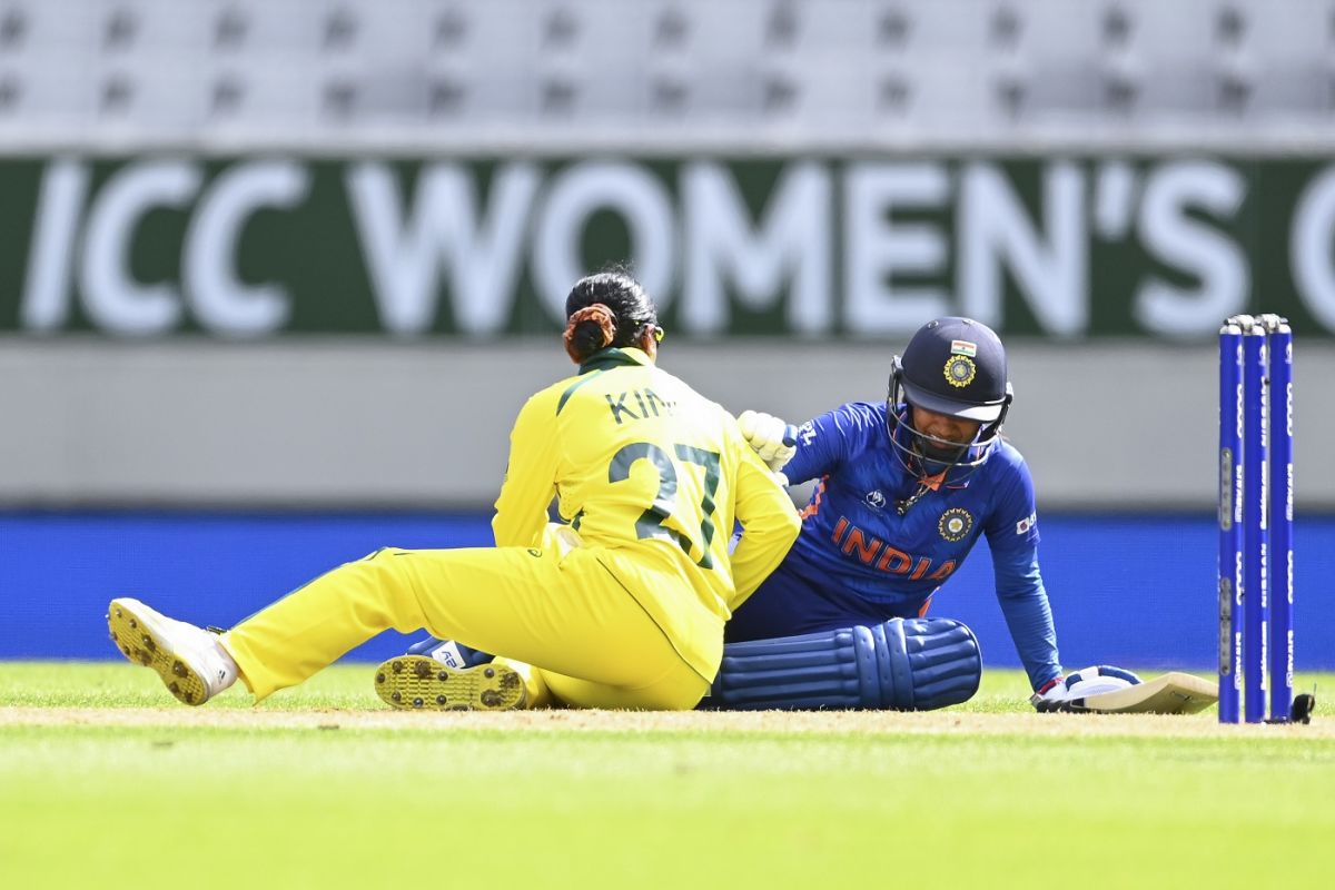 Alana King and Mithali Raj collide, India v Australia, Women's World Cup, Auckland, March 19, 2022
