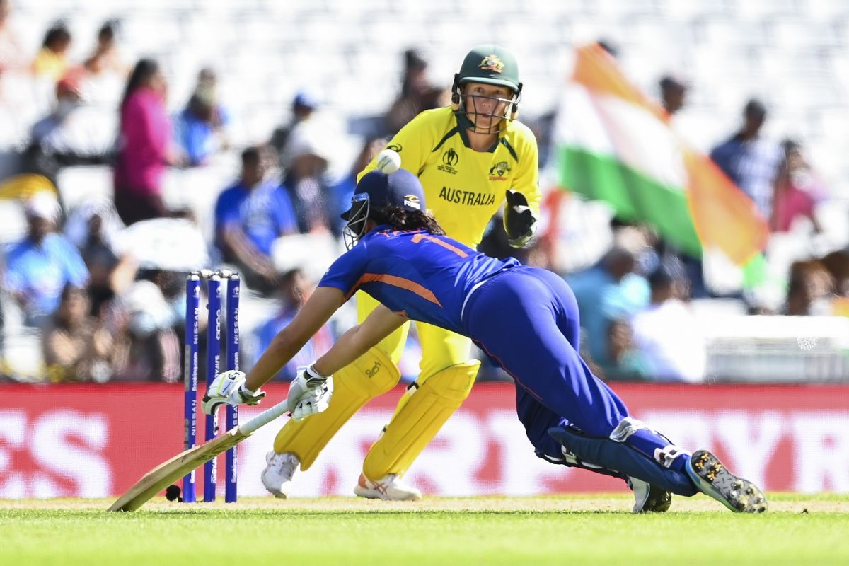 Meg Lanning's throw hit Yastika Bhatia on the helmet, India v Australia, Women's World Cup, Auckland, March 19, 2022
