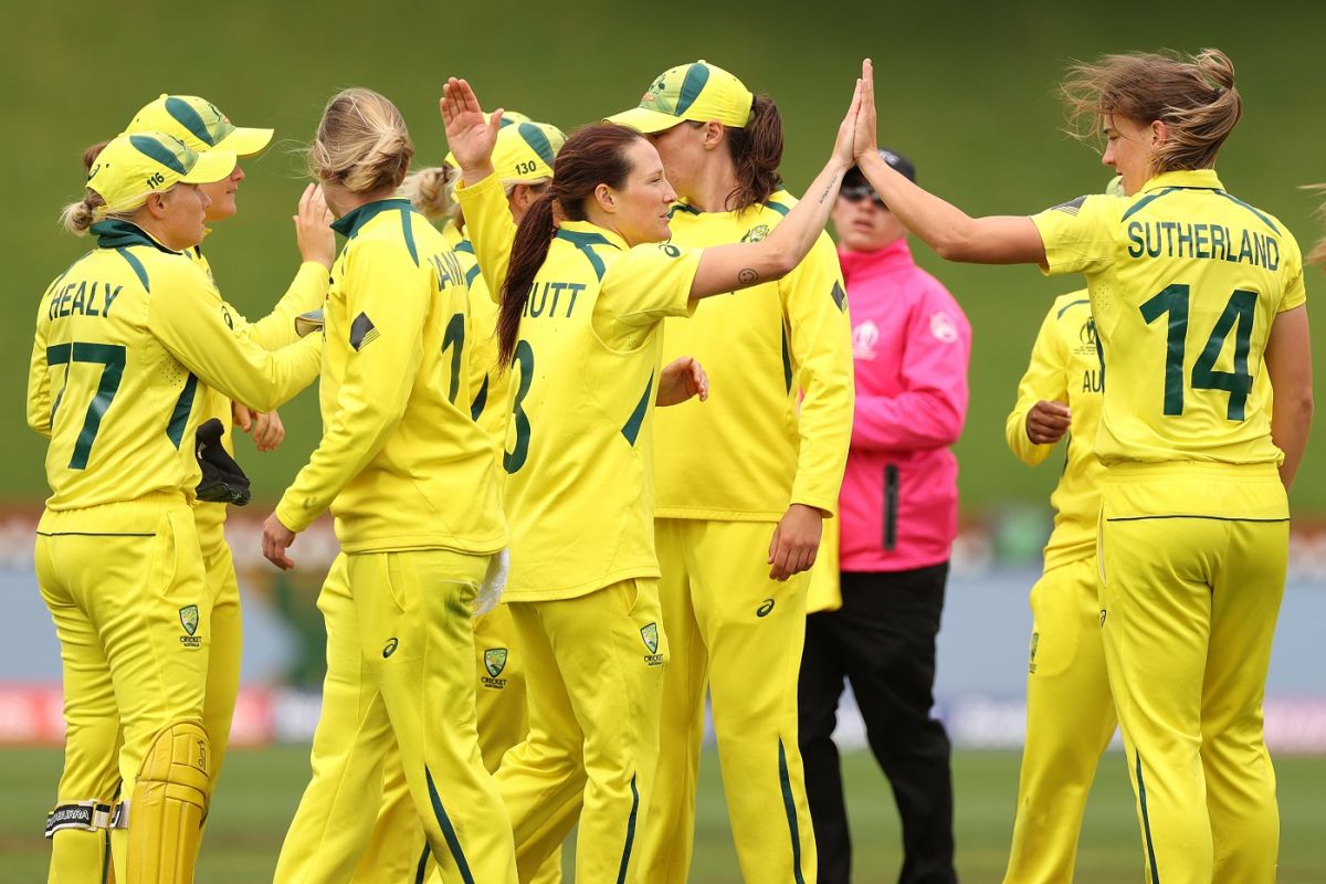 Annabel Sutherland is congratulated after a wicket, Australia vs Bangladesh, 2022 Women's ODI World Cup, Wellington, March 25, 2022