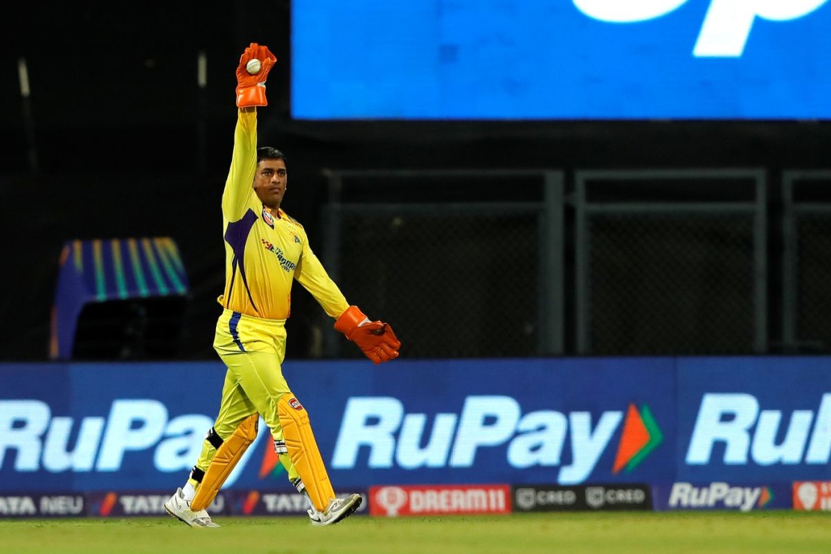 MS Dhoni gestures in the field, Chennai Super Kings vs Kolkata Knight Riders, IPL 2022, Mumbai, March 26, 2022
