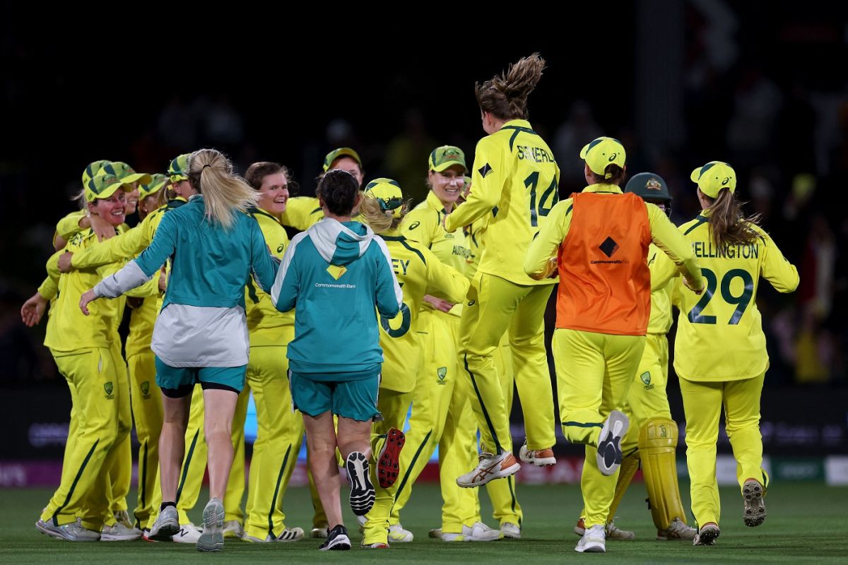 The Australian team gets together to celebrate their World Cup win, Australia vs England, Women's World Cup 2022 final, Christchurch, April 3, 2022