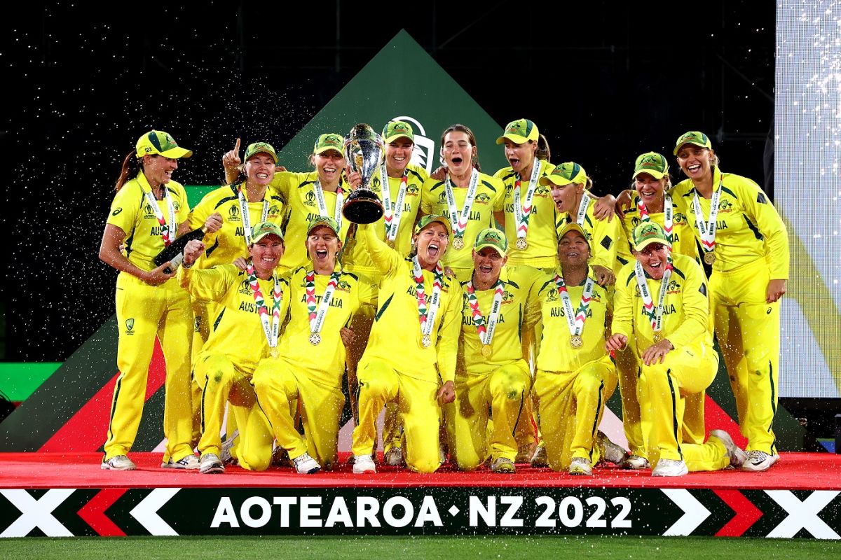 The Australia players lift their seventh World Cup, Australia vs England, Women's World Cup 2022 final, Christchurch, April 3, 2022
