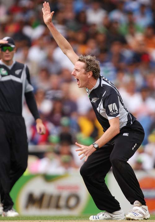 Iain O'Brien makes a vehement appeal for lbw