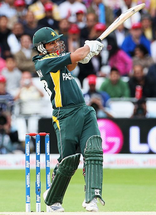 Kamran Akmal goes over deep midwicket | ESPNcricinfo.com