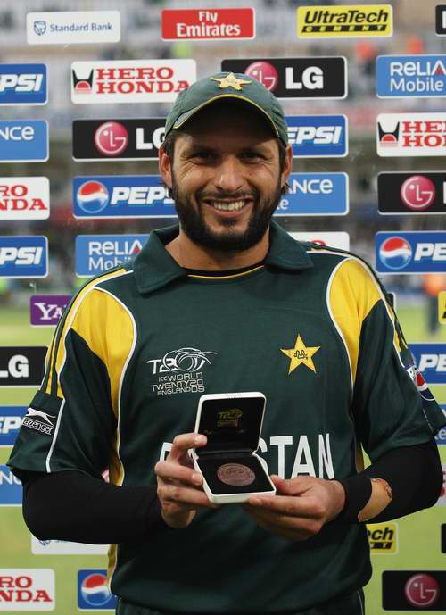 Shahid Afridi With His Man Of The Match Award Espncricinfo