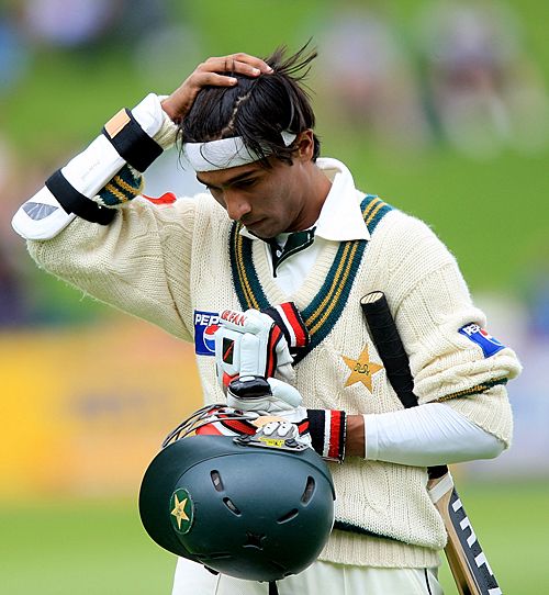 Mohammad Aamer walks back for 21 | ESPNcricinfo.com