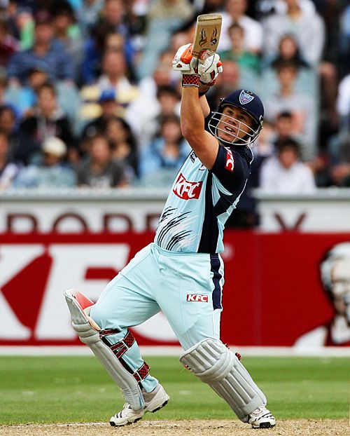 David Warner lofts a six during his 20-ball 40 | ESPNcricinfo.com