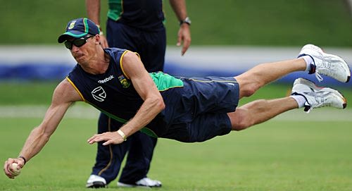 Dale Steyn dives to catch the ball | ESPNcricinfo.com