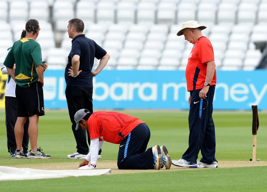 MS Dhoni and Duncan Fletcher inspect the Trent Bridge pitch