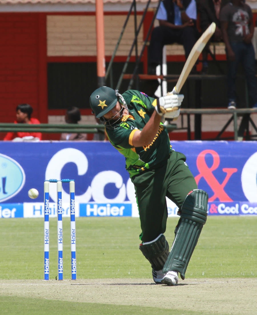 Shahid Afridi goes for a big heave