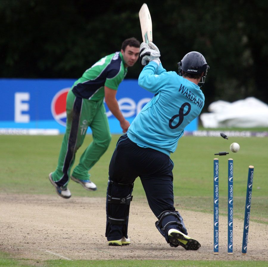 Stuart Thompson castles Iain Wardlaw's stumps