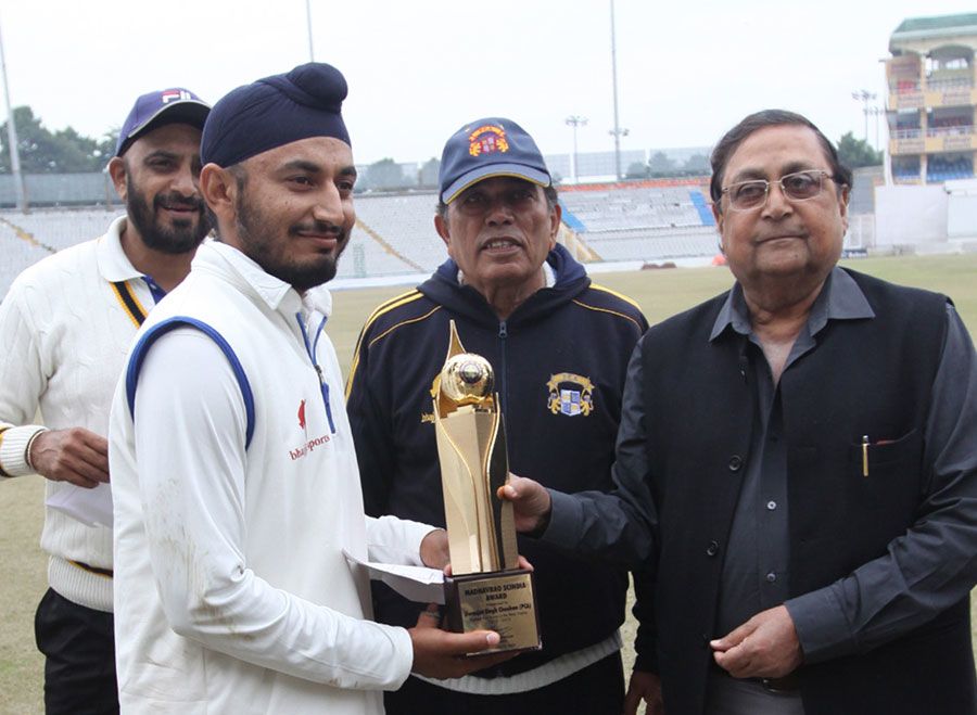 Jiwanjot Singh receives an award for topping the run-charts last season ...