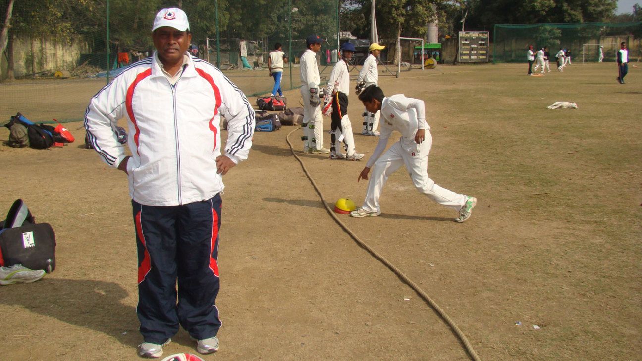 Pelatih terkenal dari Delhi Tarak Sinha dari Sonnet Club meninggal pada usia 71 karena kanker paru-paru