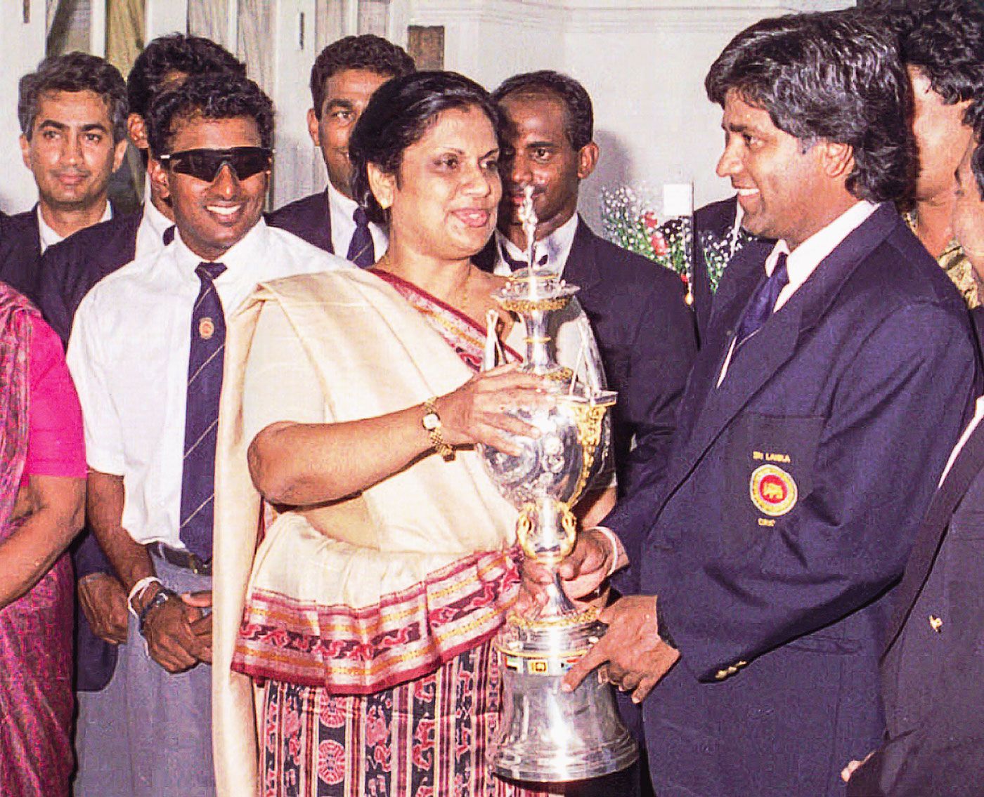 Arjuna Ranatunga and his teammates meet Sri Lanka president Chandrika Kumaratunga with the