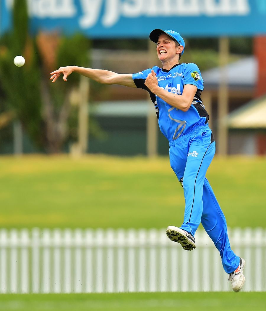 Sarah Elliot puts in a throw from the deep | ESPNcricinfo.com