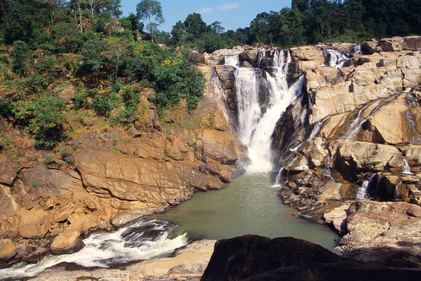 dassam-falls-one-of-the-several-waterfalls-that-ring-ranchi