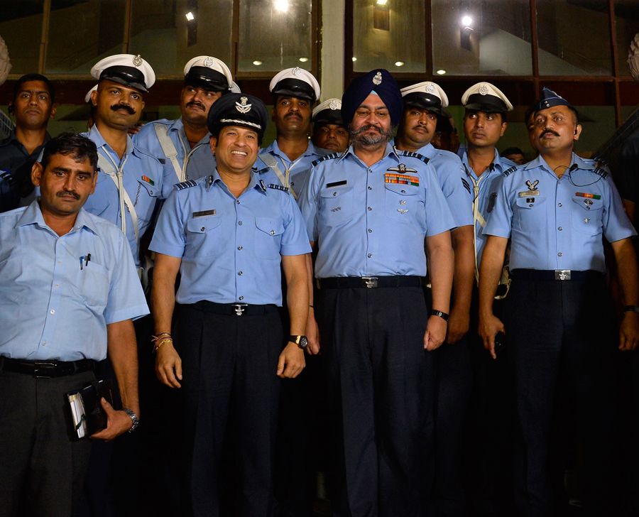 Sachin Tendulkar An Honorary Indian Air Force Group Captain Shares A Moment With The Indian