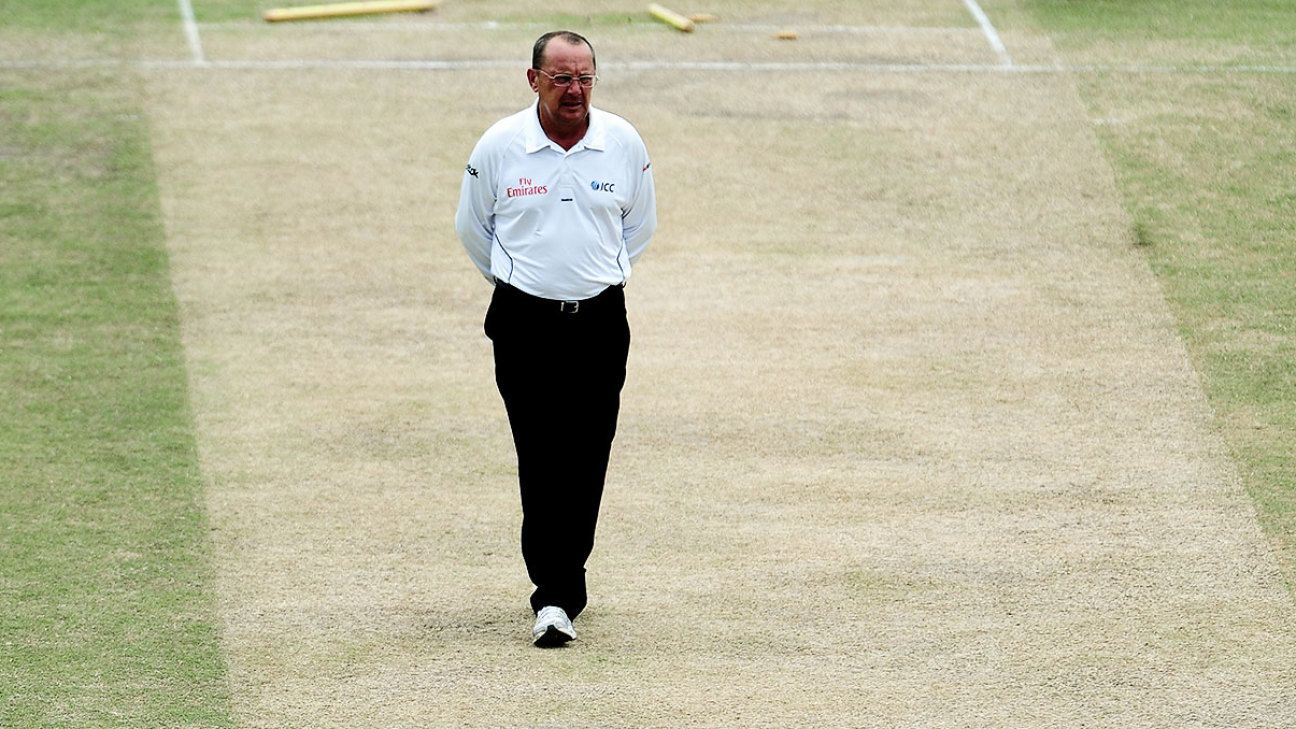 Umpire Ian Gould signals for play to be suspended due to rain as Tim  News Photo - Getty Images