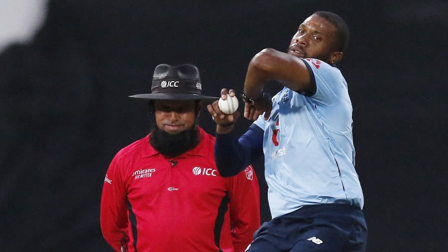 WATCH] Pakistan team presents a signed jersey to umpire Aleem Dar