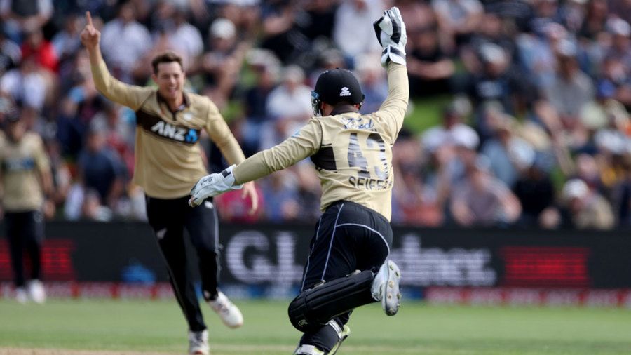 Riley Meredith handed debut, Mitchell Santner ruled out as New Zealand seek series win