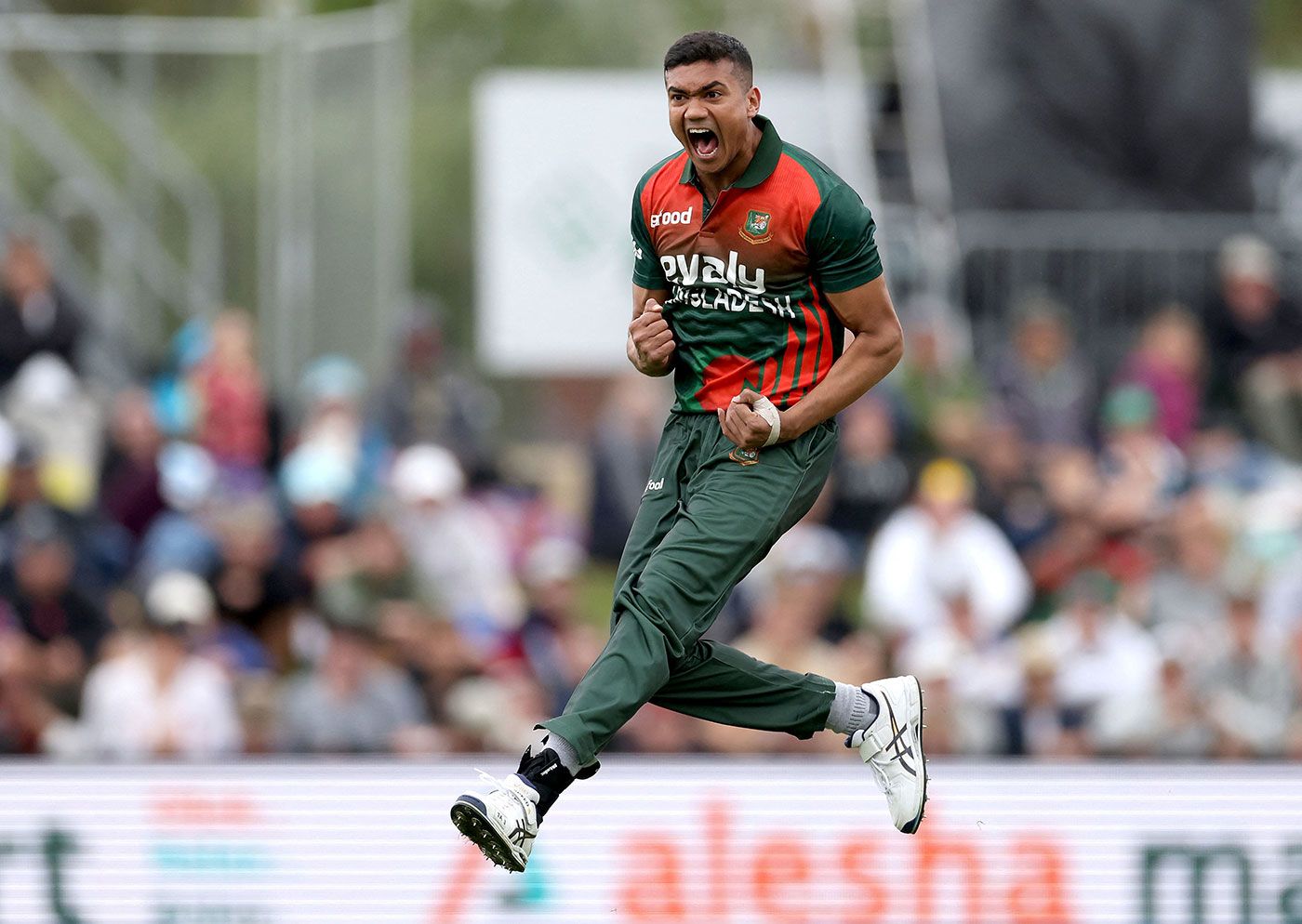 Taskin Ahmed celebrates removing Martin Guptill | ESPNcricinfo.com