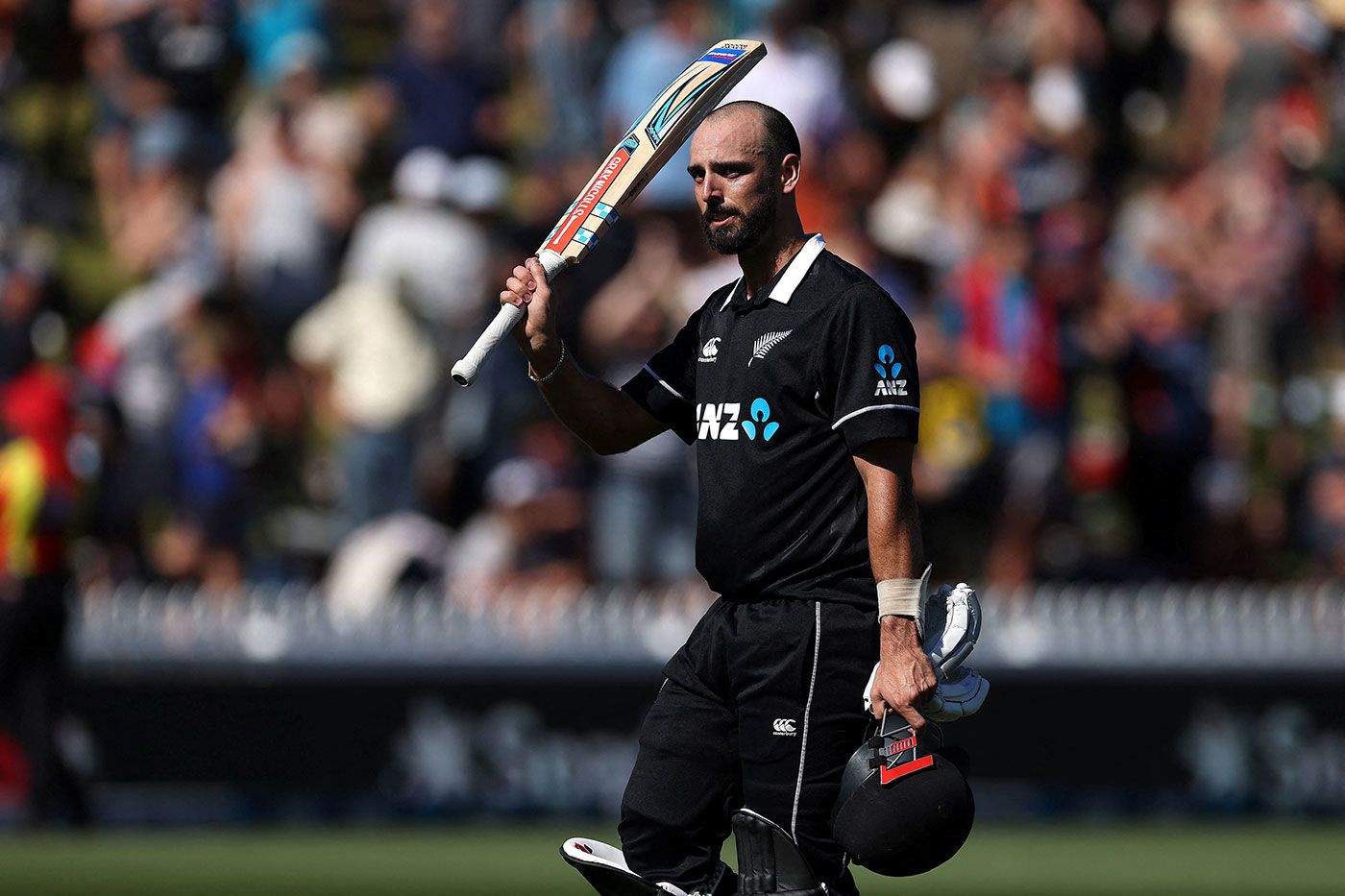 Daryl Mitchell walks off to the applause of his century | ESPNcricinfo.com