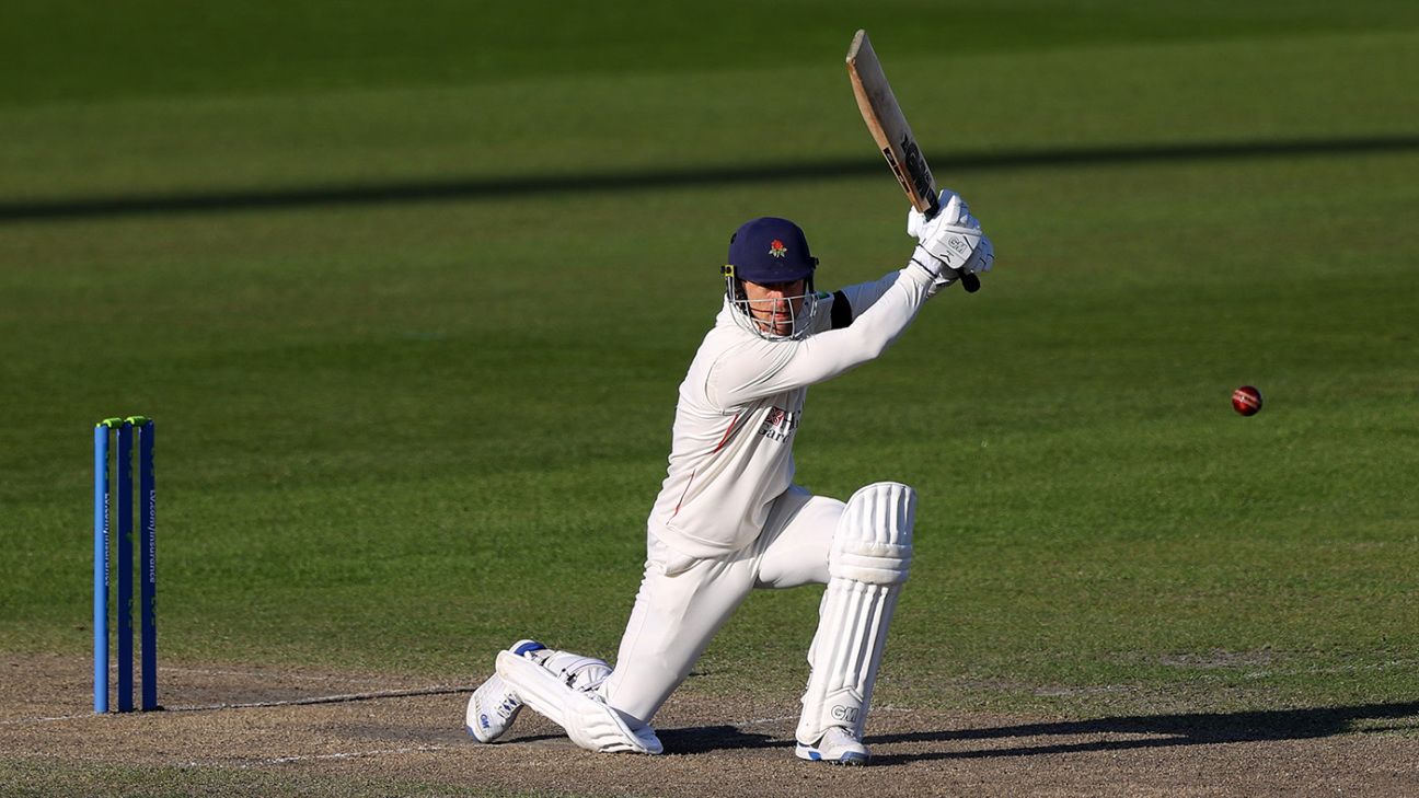 Dane Vilas century deepens Middlesex relegation fears